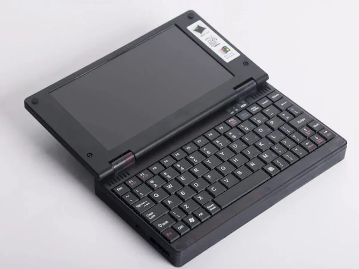 Pocket 386, um mini laptop retrô com suporte a DOS e Windows 95