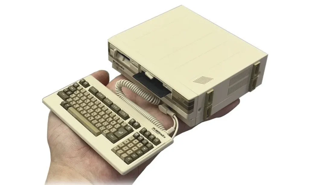 PasocomMini PC-8801mkIISR, a miniatura do NEC PC-8801mkIISR de 1985