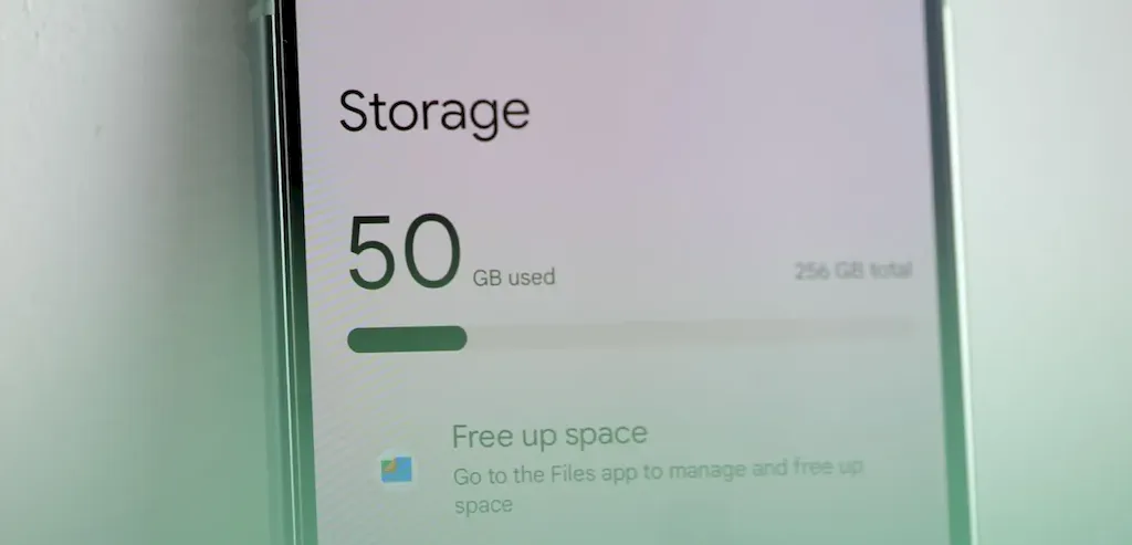 Android 15 eleva requisito mínimo de armazenamento para 32GB em dispositivos
